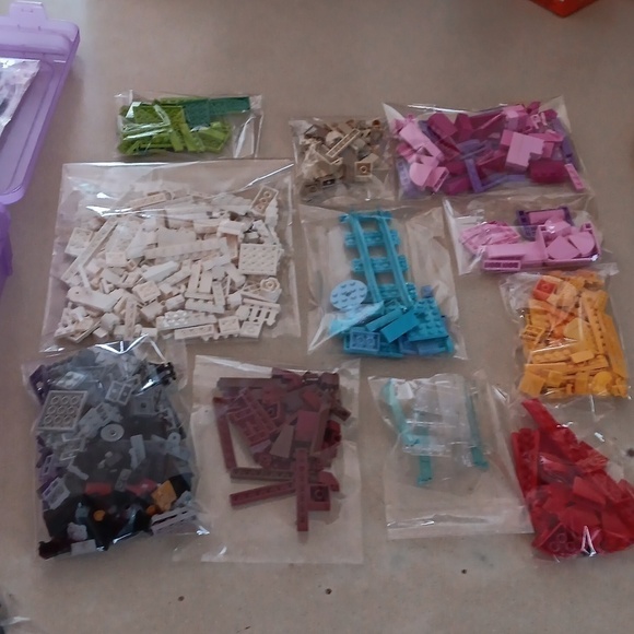 Friends Beauty of Building Case and Legos - Picture 12 of 13